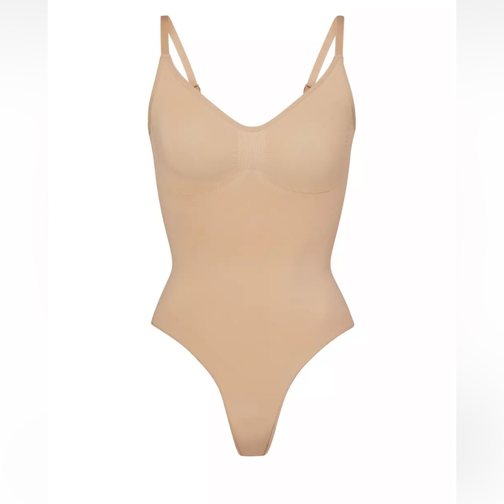 Skims seamless sculpt thong bodysuit in clay